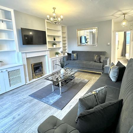 Newly Renovated Kensington 2 Bedroom Apartment With Balcony Near Harrods Sleeps 6, 2 Min Walk From Station Londen Buitenkant foto