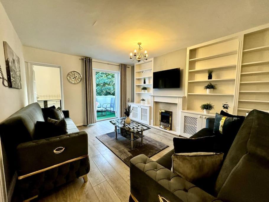 Newly Renovated Kensington 2 Bedroom Apartment With Balcony Near Harrods Sleeps 6, 2 Min Walk From Station Londen Buitenkant foto