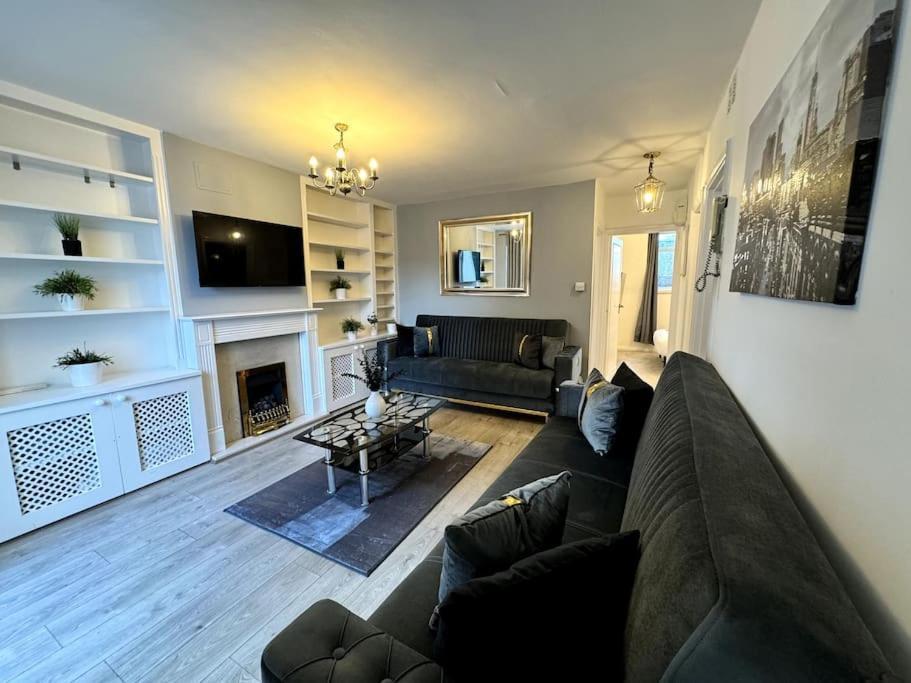 Newly Renovated Kensington 2 Bedroom Apartment With Balcony Near Harrods Sleeps 6, 2 Min Walk From Station Londen Buitenkant foto