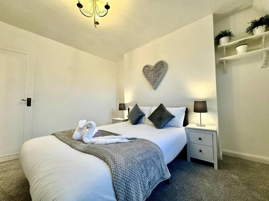 Newly Renovated Kensington 2 Bedroom Apartment With Balcony Near Harrods Sleeps 6, 2 Min Walk From Station Londen Buitenkant foto