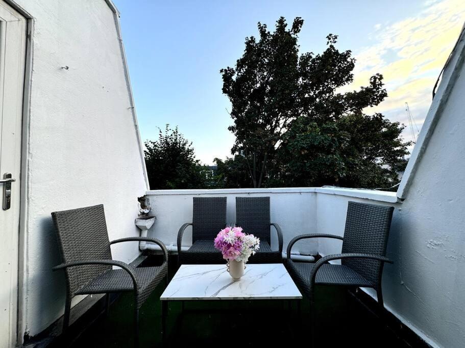 Newly Renovated Kensington 2 Bedroom Apartment With Balcony Near Harrods Sleeps 6, 2 Min Walk From Station Londen Buitenkant foto
