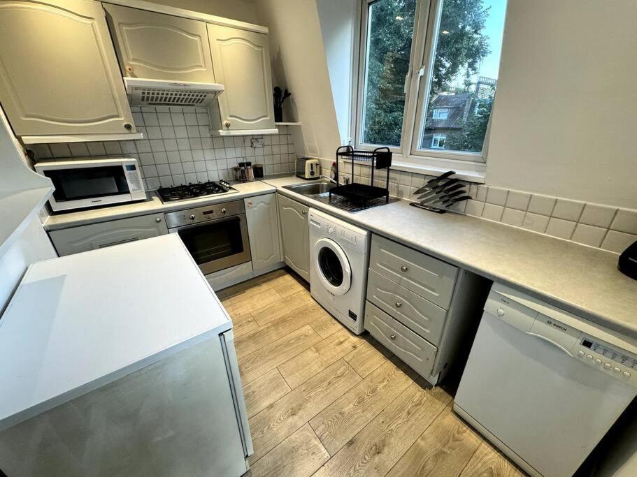 Newly Renovated Kensington 2 Bedroom Apartment With Balcony Near Harrods Sleeps 6, 2 Min Walk From Station Londen Buitenkant foto