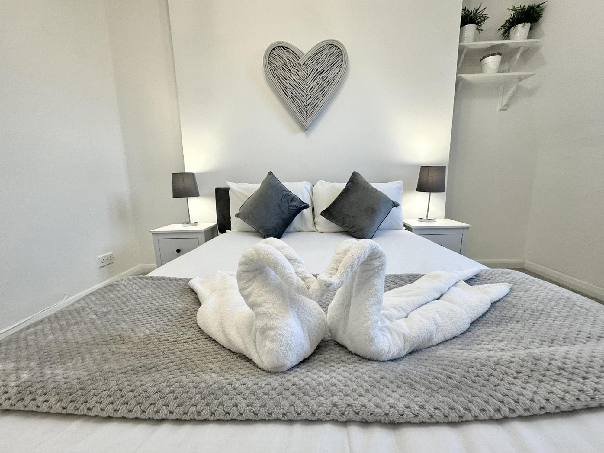 Newly Renovated Kensington 2 Bedroom Apartment With Balcony Near Harrods Sleeps 6, 2 Min Walk From Station Londen Buitenkant foto