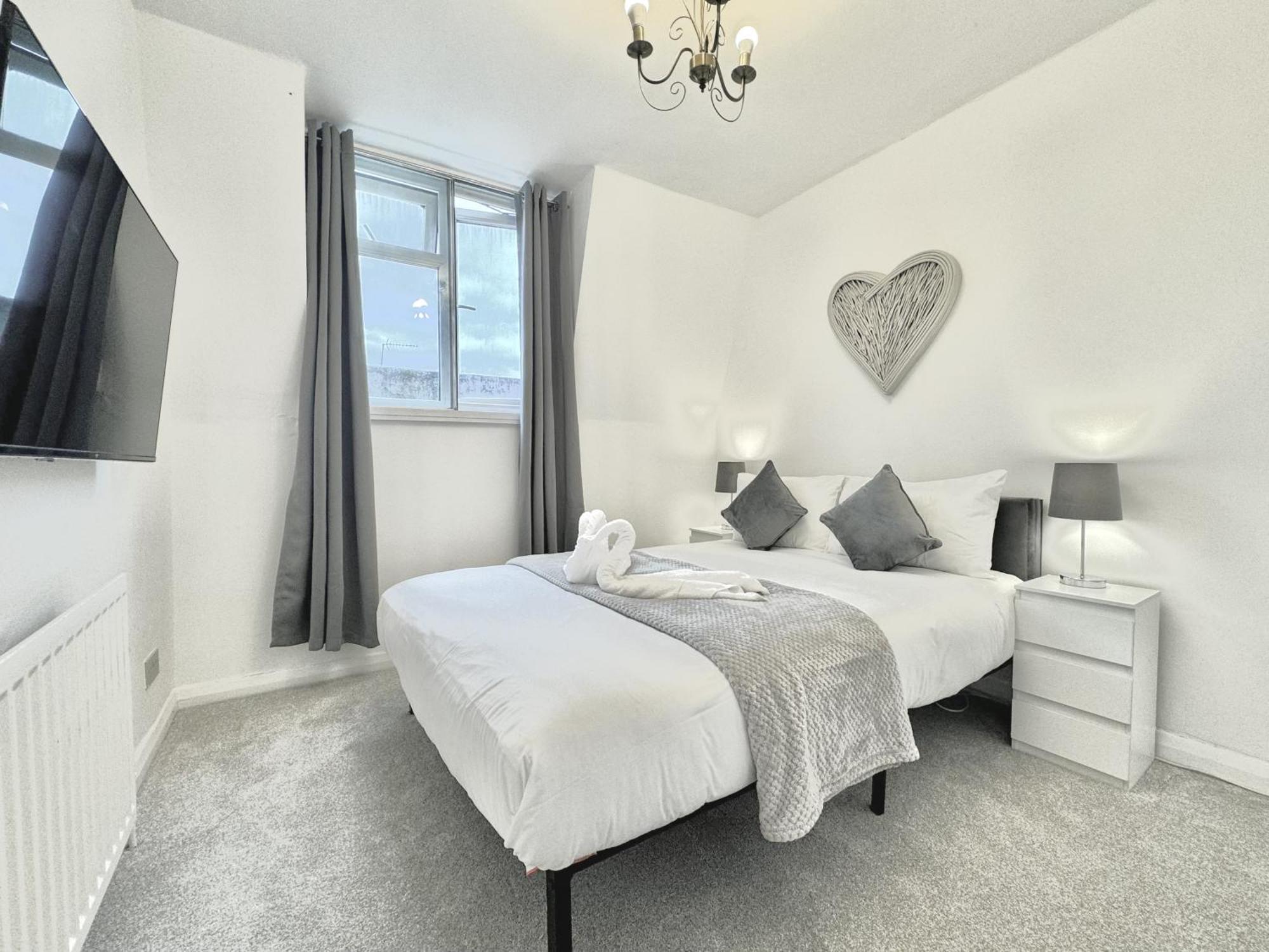 Newly Renovated Kensington 2 Bedroom Apartment With Balcony Near Harrods Sleeps 6, 2 Min Walk From Station Londen Buitenkant foto