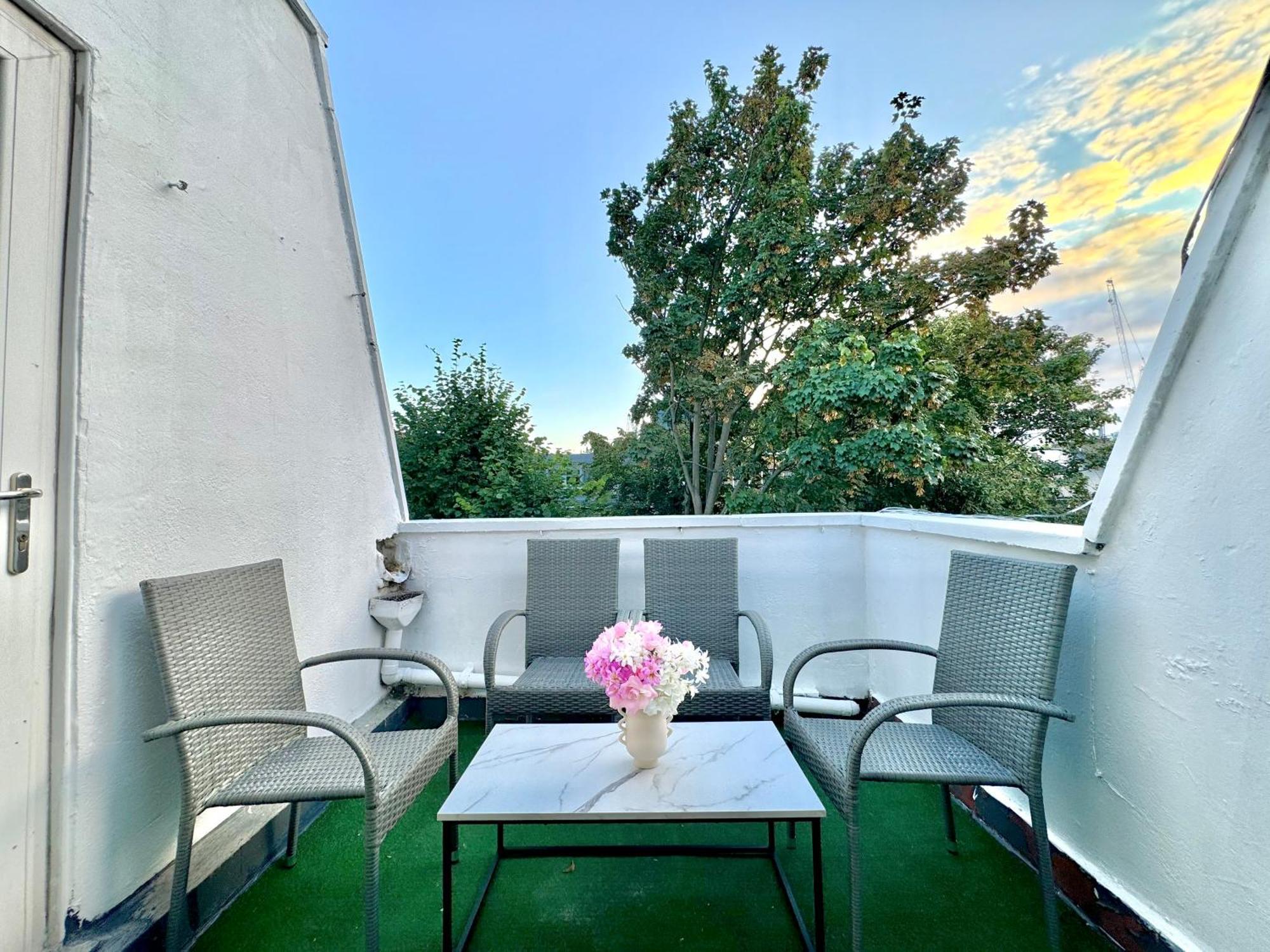 Newly Renovated Kensington 2 Bedroom Apartment With Balcony Near Harrods Sleeps 6, 2 Min Walk From Station Londen Buitenkant foto