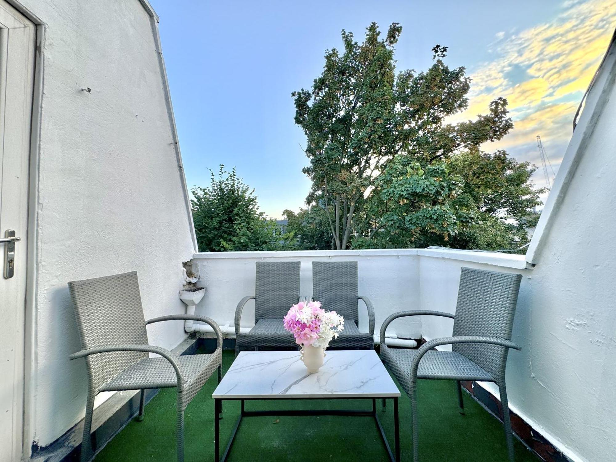 Newly Renovated Kensington 2 Bedroom Apartment With Balcony Near Harrods Sleeps 6, 2 Min Walk From Station Londen Buitenkant foto