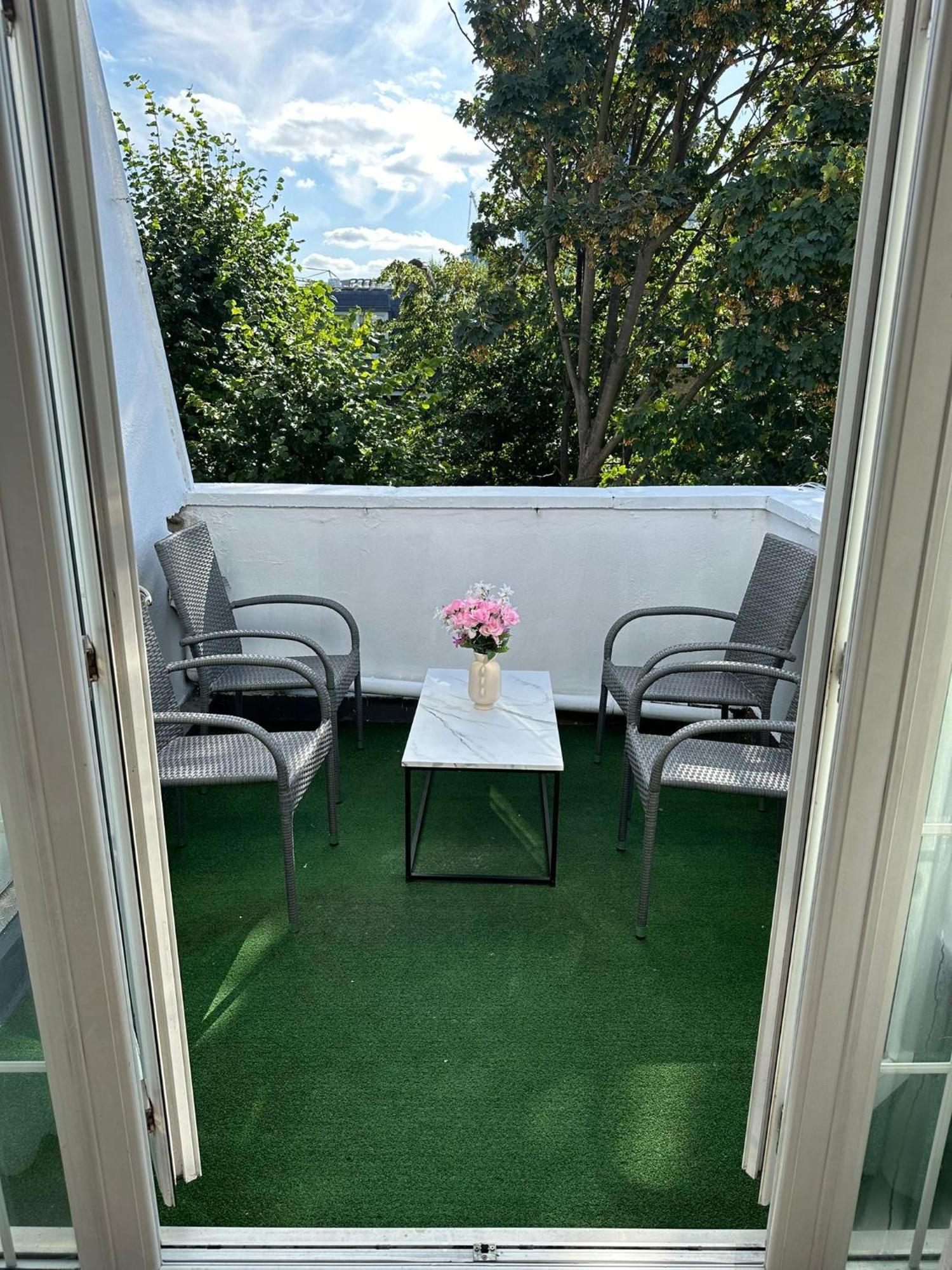 Newly Renovated Kensington 2 Bedroom Apartment With Balcony Near Harrods Sleeps 6, 2 Min Walk From Station Londen Buitenkant foto