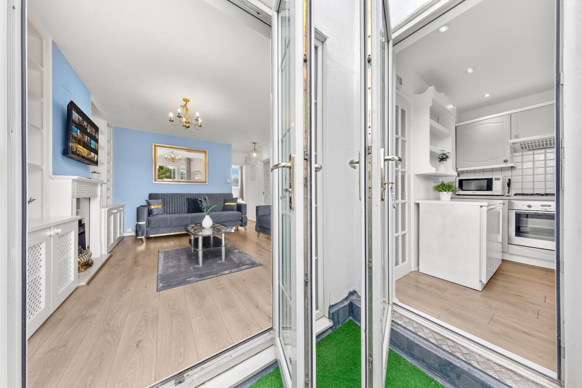Newly Renovated Kensington 2 Bedroom Apartment With Balcony Near Harrods Sleeps 6, 2 Min Walk From Station Londen Buitenkant foto