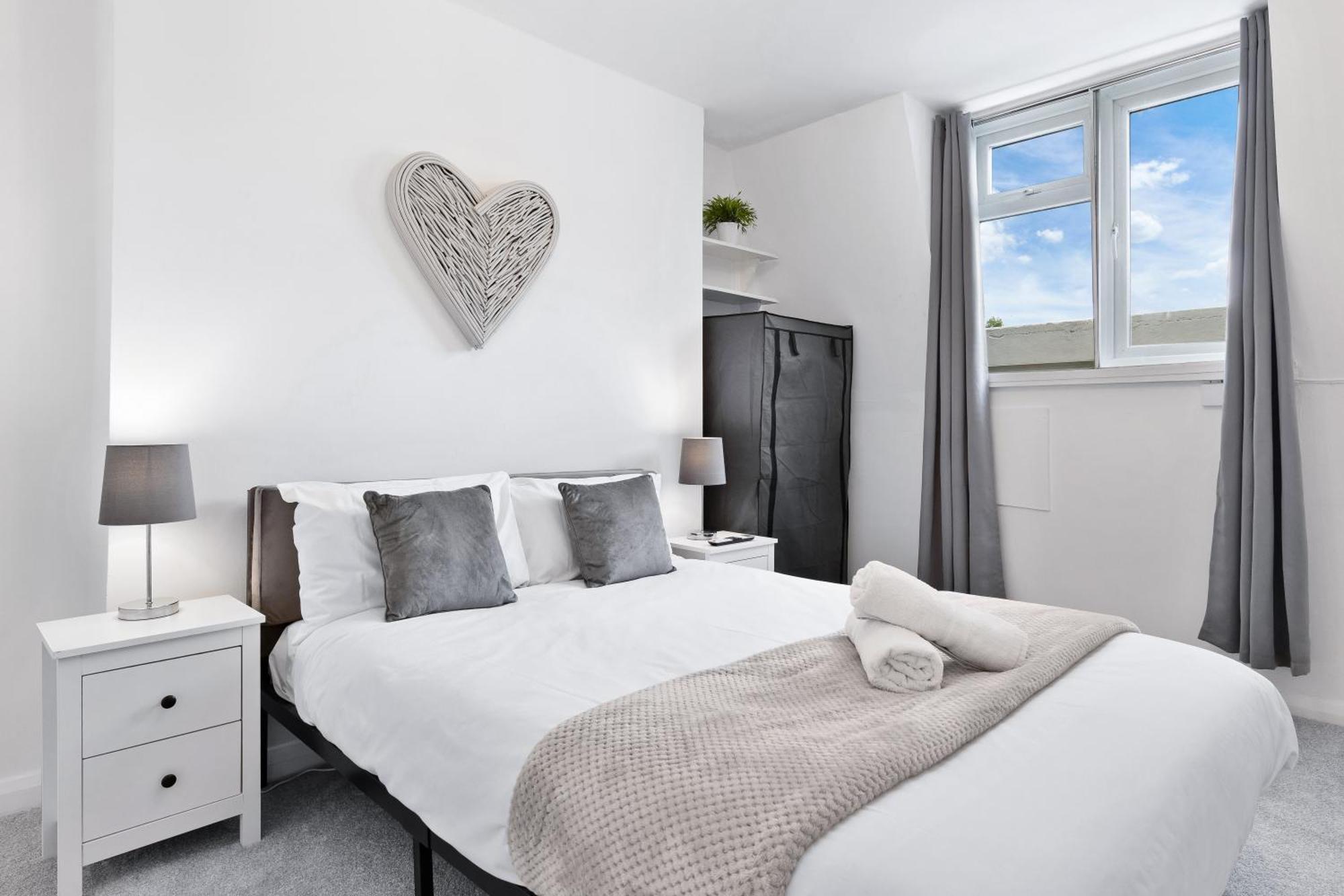 Newly Renovated Kensington 2 Bedroom Apartment With Balcony Near Harrods Sleeps 6, 2 Min Walk From Station Londen Buitenkant foto