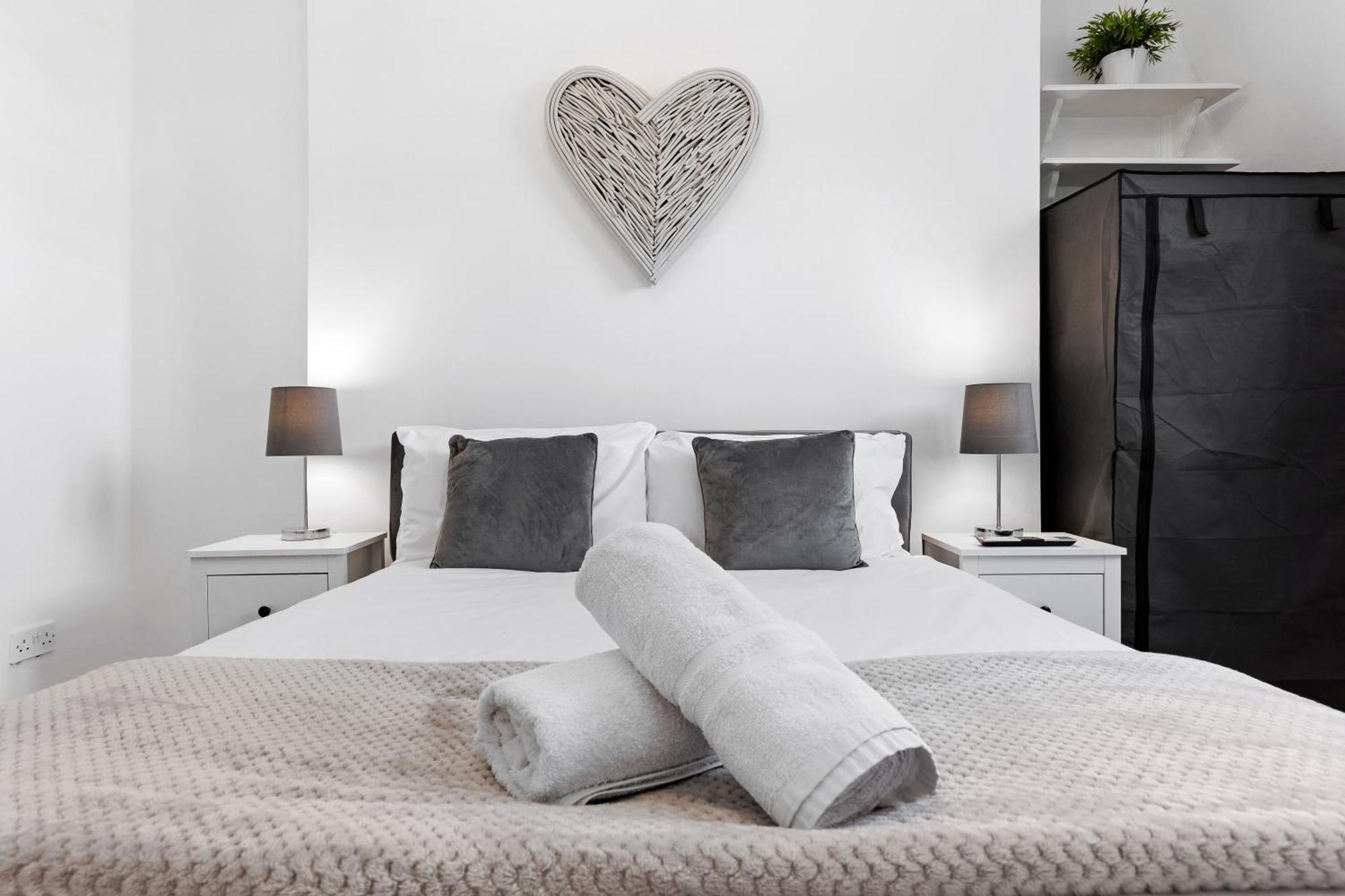 Newly Renovated Kensington 2 Bedroom Apartment With Balcony Near Harrods Sleeps 6, 2 Min Walk From Station Londen Buitenkant foto