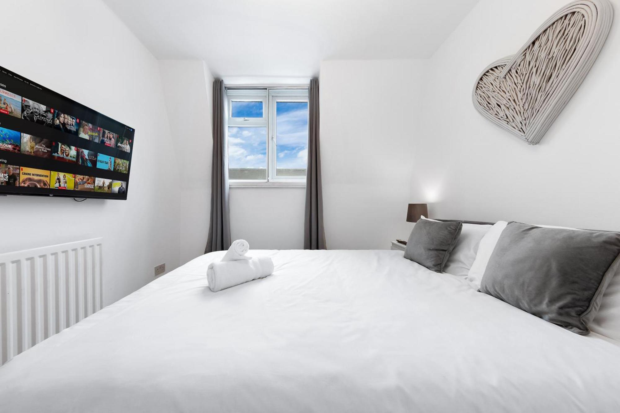 Newly Renovated Kensington 2 Bedroom Apartment With Balcony Near Harrods Sleeps 6, 2 Min Walk From Station Londen Buitenkant foto