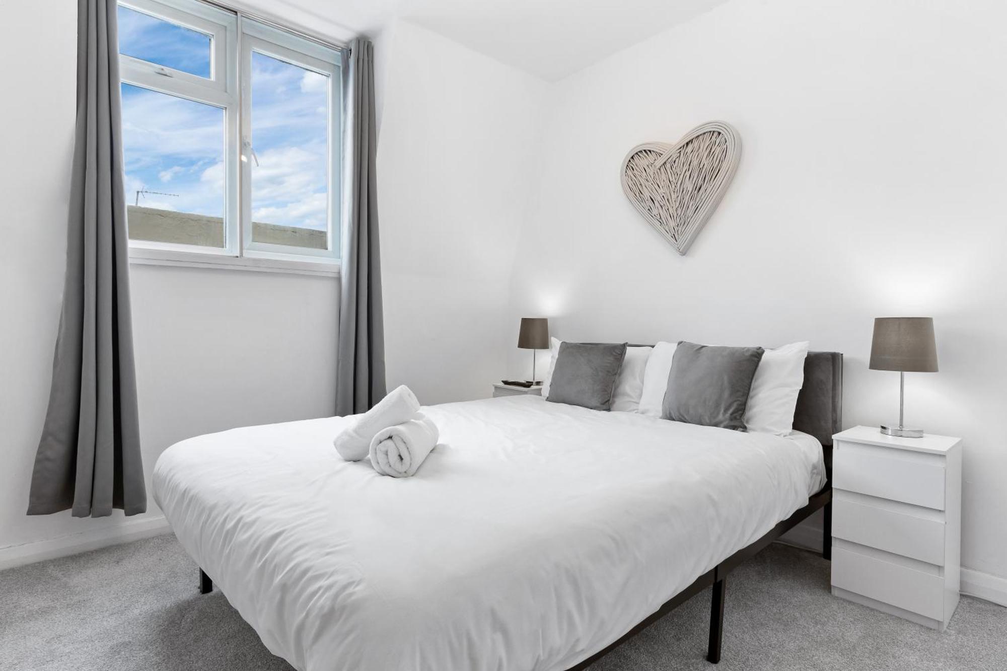 Newly Renovated Kensington 2 Bedroom Apartment With Balcony Near Harrods Sleeps 6, 2 Min Walk From Station Londen Buitenkant foto