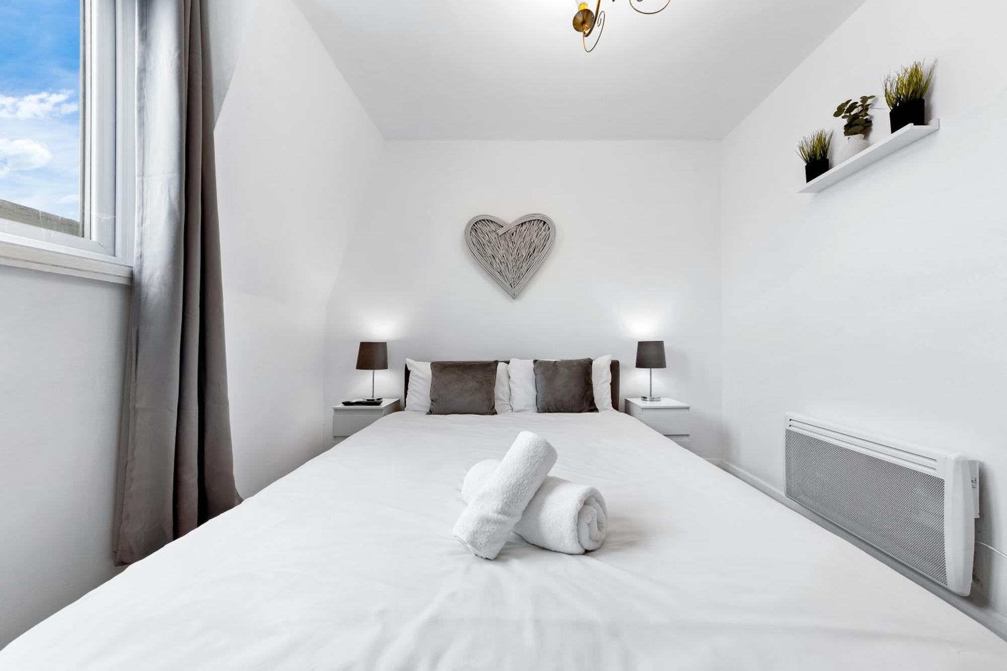 Newly Renovated Kensington 2 Bedroom Apartment With Balcony Near Harrods Sleeps 6, 2 Min Walk From Station Londen Buitenkant foto