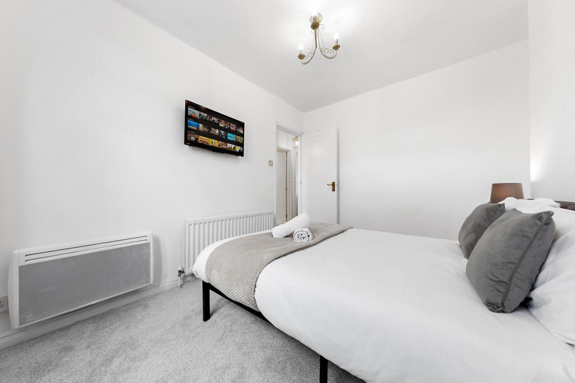 Newly Renovated Kensington 2 Bedroom Apartment With Balcony Near Harrods Sleeps 6, 2 Min Walk From Station Londen Buitenkant foto