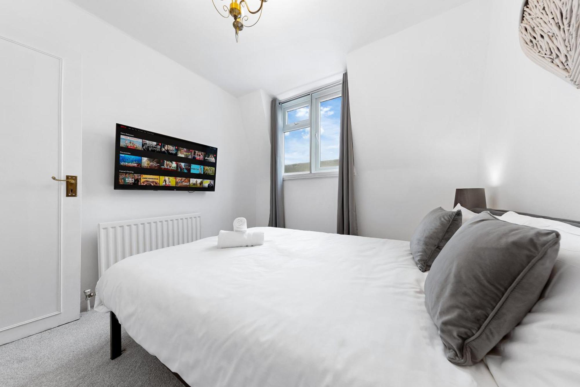 Newly Renovated Kensington 2 Bedroom Apartment With Balcony Near Harrods Sleeps 6, 2 Min Walk From Station Londen Buitenkant foto