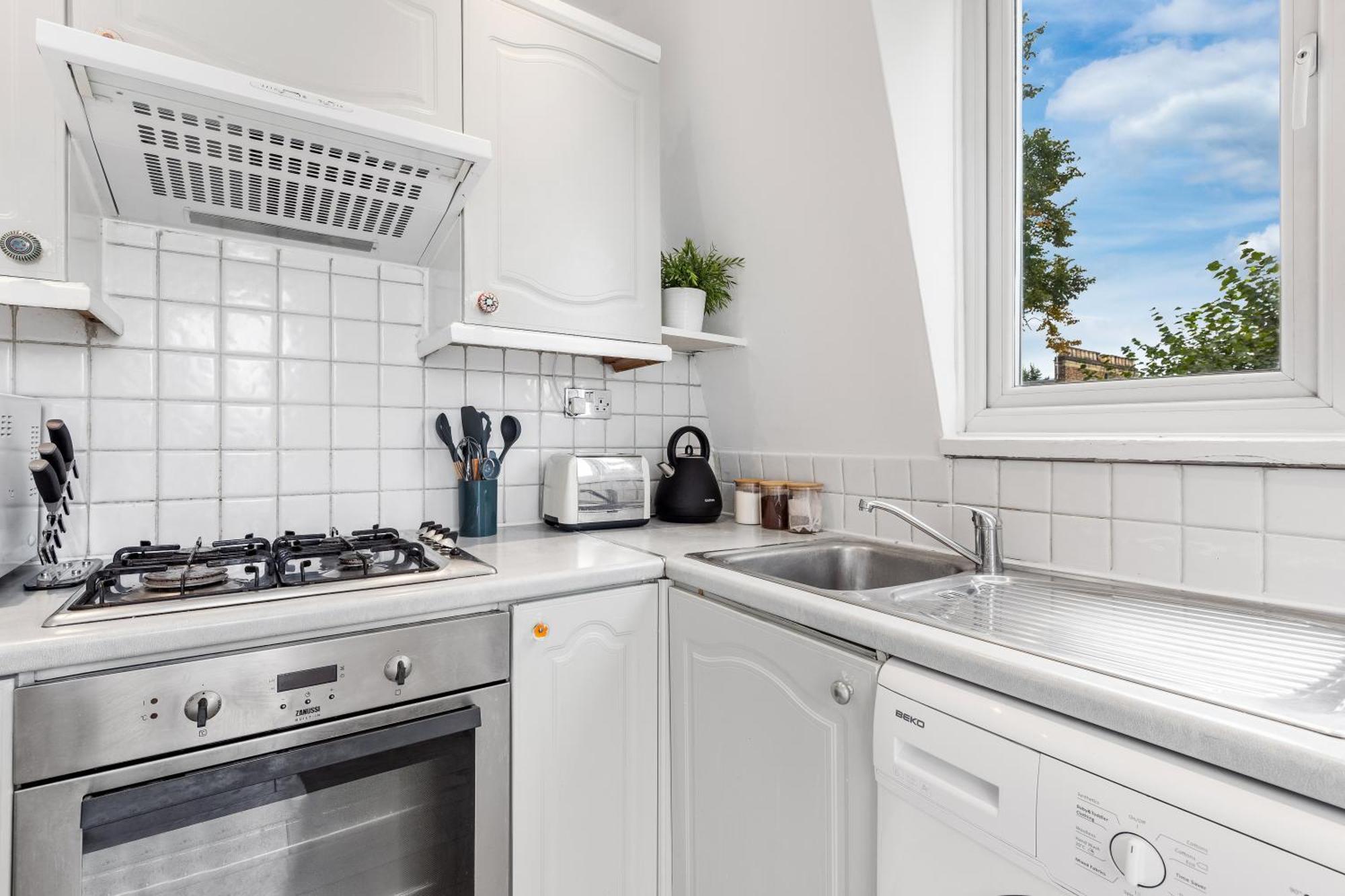 Newly Renovated Kensington 2 Bedroom Apartment With Balcony Near Harrods Sleeps 6, 2 Min Walk From Station Londen Buitenkant foto