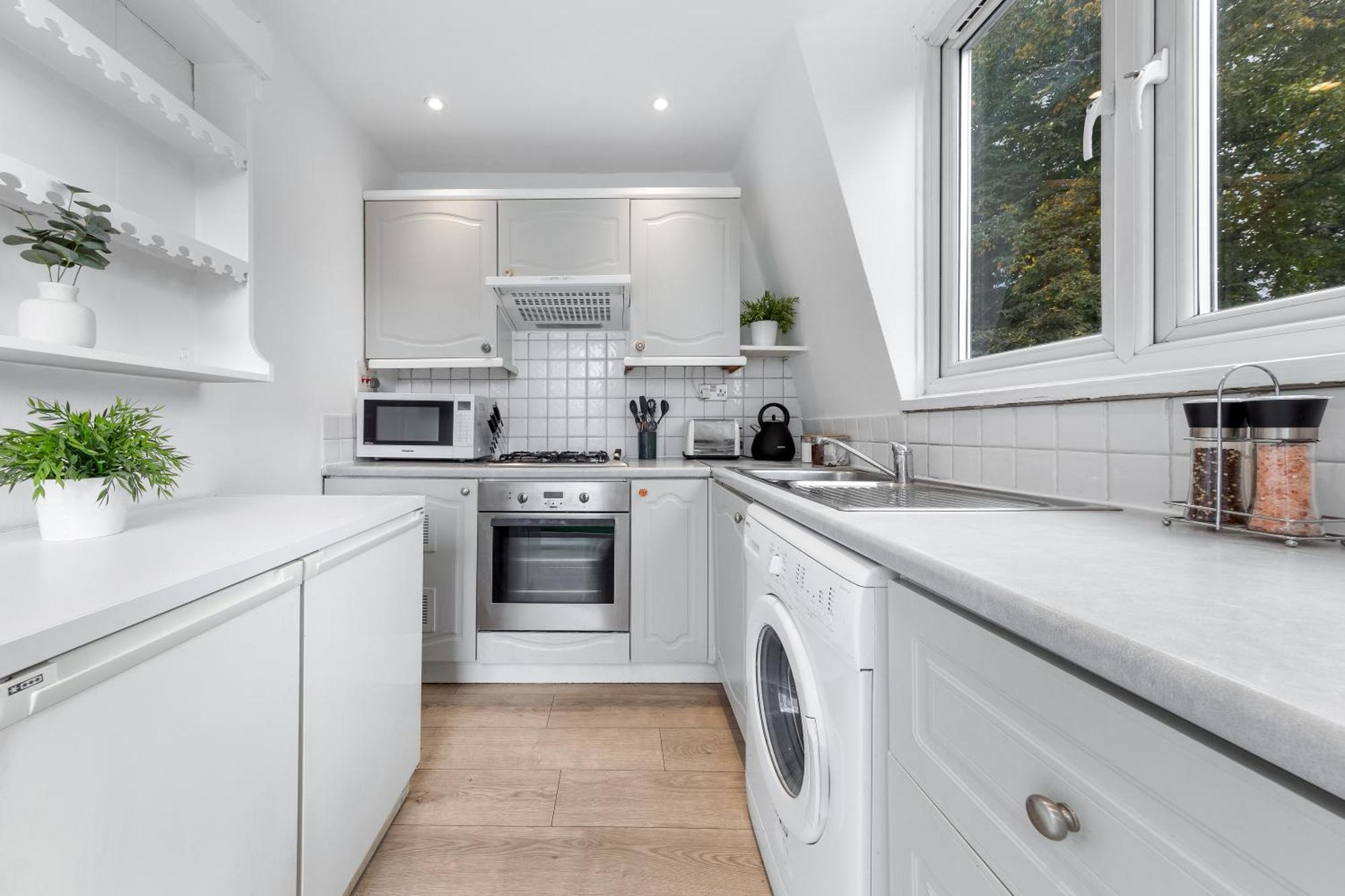 Newly Renovated Kensington 2 Bedroom Apartment With Balcony Near Harrods Sleeps 6, 2 Min Walk From Station Londen Buitenkant foto
