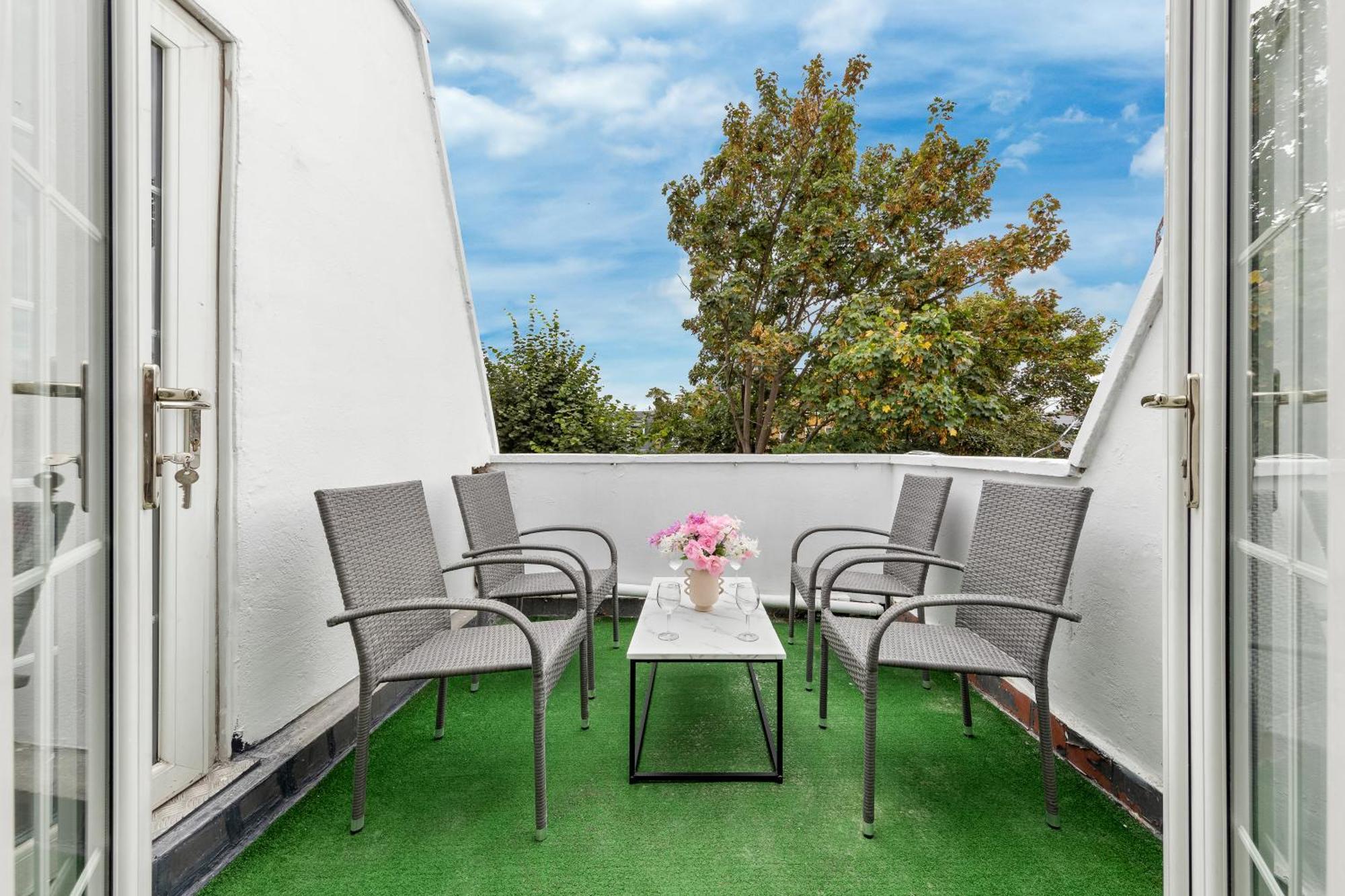 Newly Renovated Kensington 2 Bedroom Apartment With Balcony Near Harrods Sleeps 6, 2 Min Walk From Station Londen Buitenkant foto