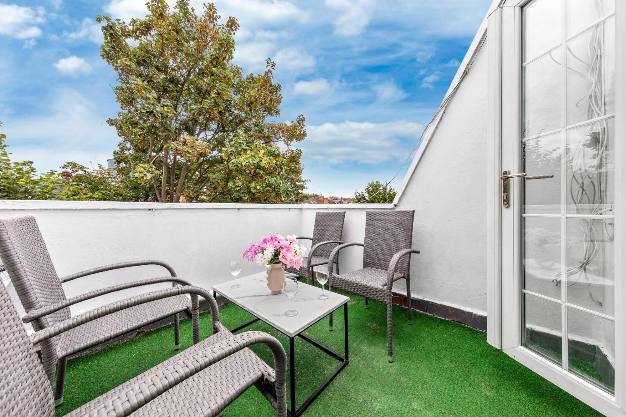 Newly Renovated Kensington 2 Bedroom Apartment With Balcony Near Harrods Sleeps 6, 2 Min Walk From Station Londen Buitenkant foto