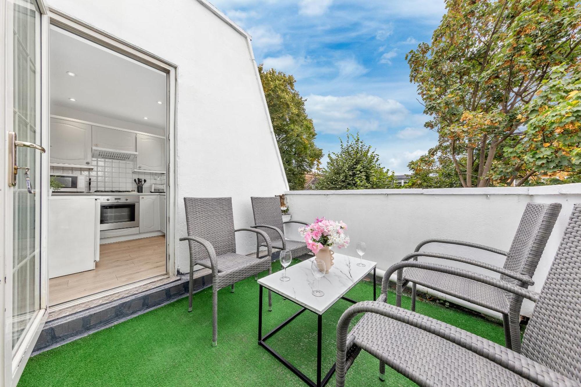 Newly Renovated Kensington 2 Bedroom Apartment With Balcony Near Harrods Sleeps 6, 2 Min Walk From Station Londen Buitenkant foto