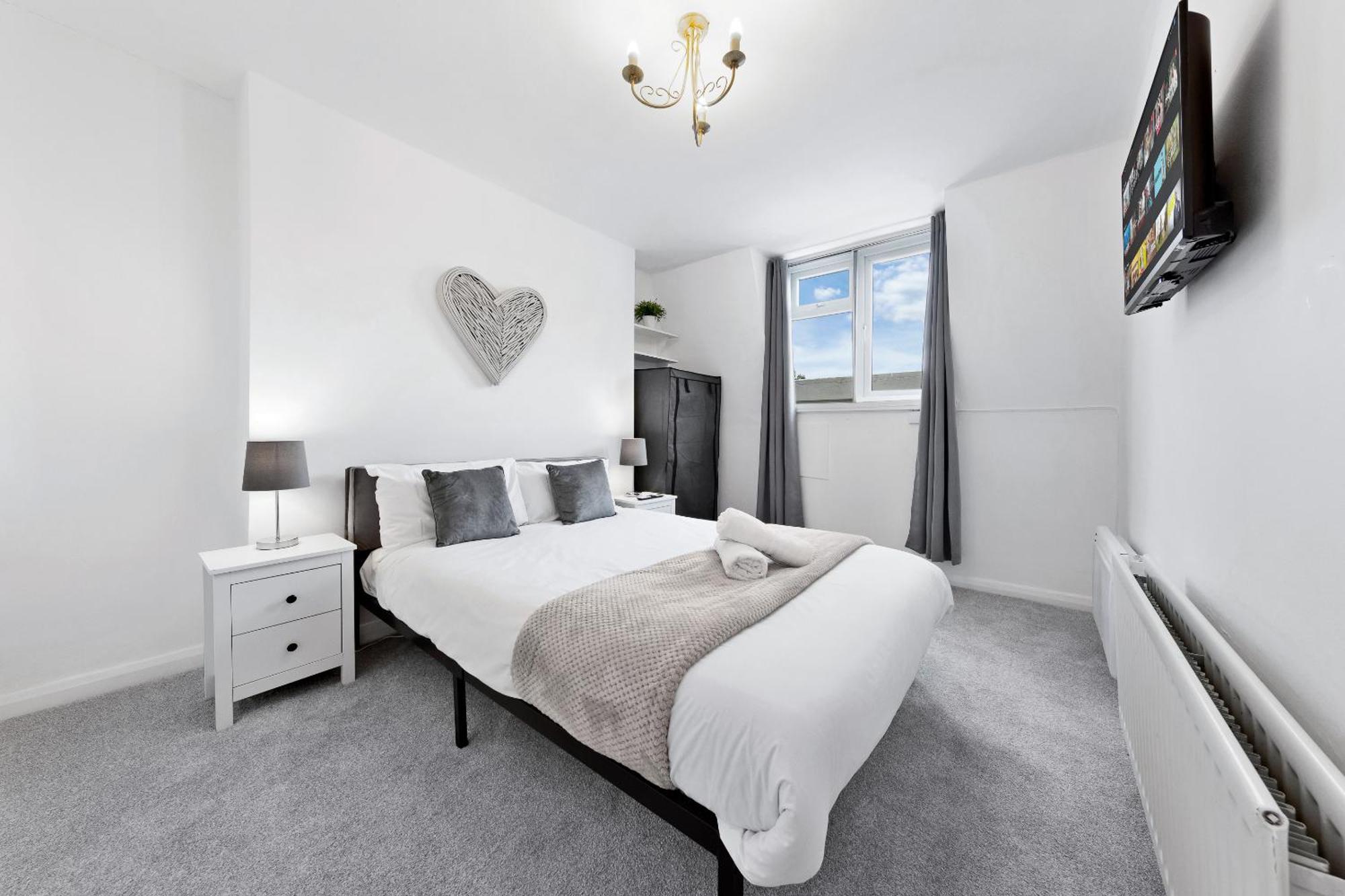 Newly Renovated Kensington 2 Bedroom Apartment With Balcony Near Harrods Sleeps 6, 2 Min Walk From Station Londen Buitenkant foto