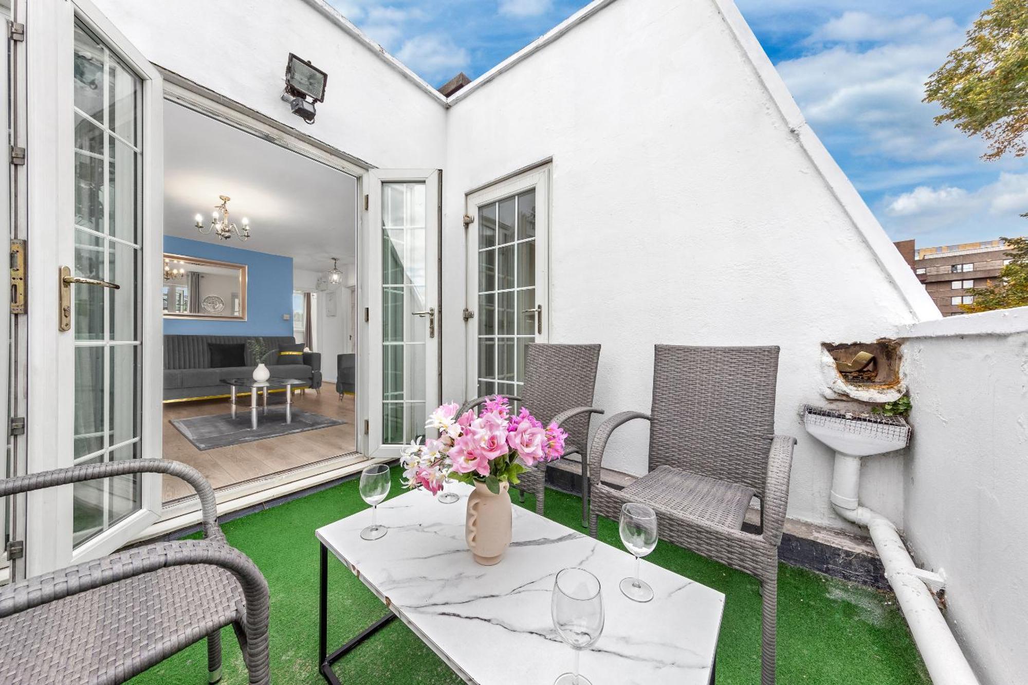 Newly Renovated Kensington 2 Bedroom Apartment With Balcony Near Harrods Sleeps 6, 2 Min Walk From Station Londen Buitenkant foto