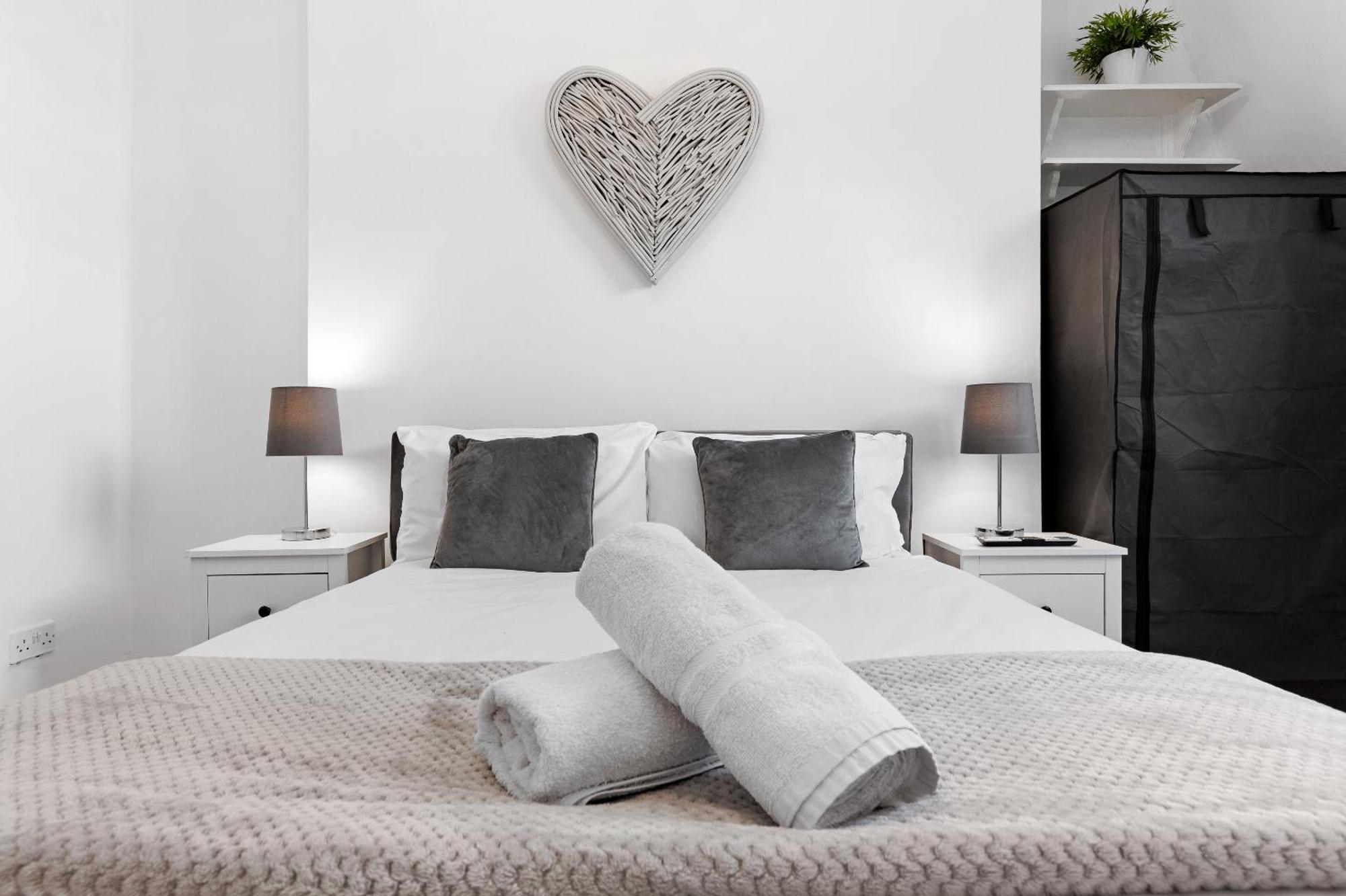 Newly Renovated Kensington 2 Bedroom Apartment With Balcony Near Harrods Sleeps 6, 2 Min Walk From Station Londen Buitenkant foto